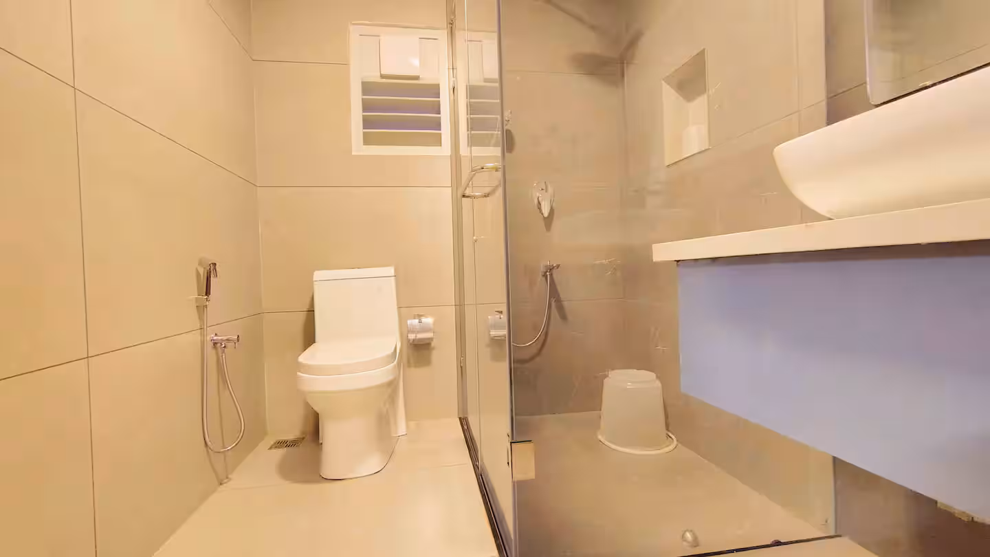 Full Bathroom 2 - Image 1